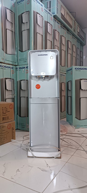 آبسردکن ایستاده یخچال دار گوسونیک مدل GWD_526